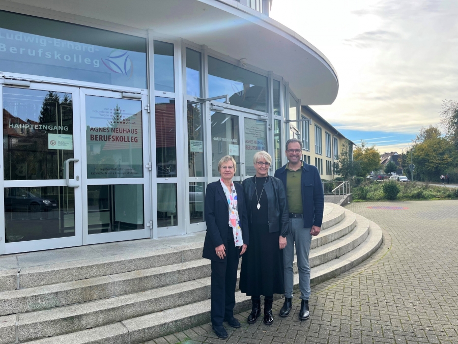 Christiane Menne, Schulleiterin des Ludwig-Erhard-Berufskollegs, Annette Mühlenhoff, zuständige Dezernentin des Kreises Paderborn, und Kai Klima, Schulleiter für das Agnes-Neuhaus-Berufskolleg Foto: Stadt Büren
